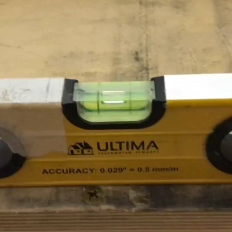 Процесс ИДЕАЛЬНОГО выравнивания фанерным каркасом кривой бетонной лестницы