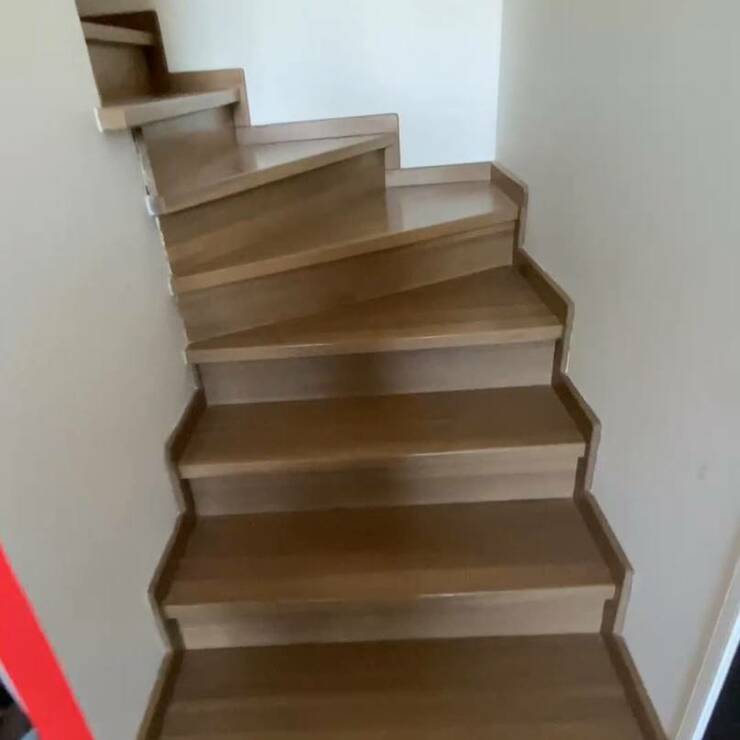 Новая лестница, из дуба, но есть нюанс, под ступенями нет фанеры(СО ЗВУКОМ)